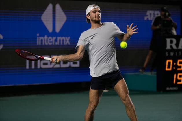 (250301) -- ACAPULCO, March 1, 2025 -- Tomas Machac of the Czech Republic hits a return during the singles semifinal match against Nakashima Brandon of the United States at the 2025 ATP, Tennis Herren Mexican Open tennis tournament in Acapulco, Mexico, Feb. 28, 2025. ) (SP)MEXICO-ACAPULCO-TENNIS-ATP-MEXICAN OPEN-SINGLES-SEMIFINAL LixMengxin 
