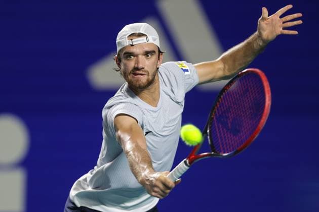(250301) -- ACAPULCO, March 1, 2025 -- Tomas Machac of the Czech Republic hits a return during the singles semifinal match against Nakashima Brandon of the United States at the 2025 ATP, Tennis Herren Mexican Open tennis tournament in Acapulco, Mexico, Feb. 28, 2025. (Photo by Xinhua) (SP)MEXICO-ACAPULCO-TENNIS-ATP-MEXICAN OPEN-SINGLES-SEMIFINAL FranciscoxCanedo 