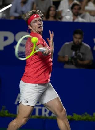 (250301) -- ACAPULCO, March 1, 2025 -- Alejandro Davidovich Fokina of Spain hits a return during the singles semifinal match against Denis Shapovalov of Canada at the 2025 ATP, Tennis Herren Mexican Open tennis tournament in Acapulco, Mexico, Feb. 28, 2025. ) (SP)MEXICO-ACAPULCO-TENNIS-ATP-MEXICAN OPEN-SINGLES-SEMIFINAL LixMengxin 