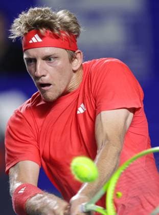 (250301) -- ACAPULCO, March 1, 2025 -- Alejandro Davidovich Fokina of Spain hits a return during the singles semifinal match against Denis Shapovalov of Canada at the 2025 ATP, Tennis Herren Mexican Open tennis tournament in Acapulco, Mexico, Feb. 28, 2025. (Photo by Francisco Canedo Xinhua) (SP)MEXICO-ACAPULCO-TENNIS-ATP-MEXICAN OPEN-SINGLES-SEMIFINAL FuxLangxisike¡¤kanieduo 