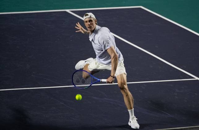 (250301) -- ACAPULCO, March 1, 2025 -- Denis Shapovalov of Canada hits a return during the singles semifinal match against Denis Shapovalov of Canada at the 2025 ATP, Tennis Herren Mexican Open tennis tournament in Acapulco, Mexico, Feb. 28, 2025. ) (SP)MEXICO-ACAPULCO-TENNIS-ATP-MEXICAN OPEN-SINGLES-SEMIFINAL LixMengxin 