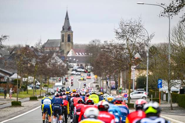 Omloop Het Nieuwsblad 2025 Cycling Race Ninove, Belgium - March 01 : Illustration picture of the peloton during the Men Elite UCI World Tour 80th Flanders Classics Omloop Het Nieuwsblad cycling race of 197 kms with start in Ghent and finish in Ninove on March 1, 2025 in Ninove, Belgium, 1 03 2025 ( Motordriver Kenny Verfaillie - Ninove Belgium  Copyright: xVincentxKalutx