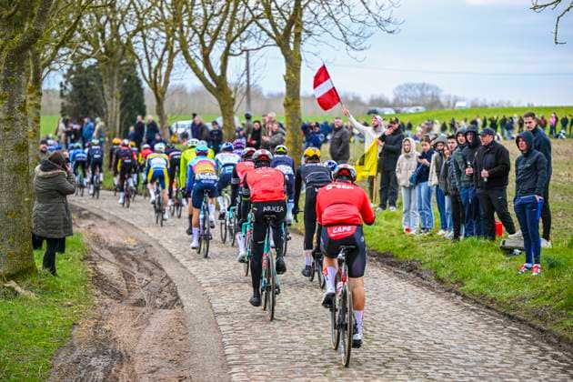 Omloop Het Nieuwsblad 2025 Cycling Race Ninove, Belgium - March 01 : Illustration picture of the peoloton in the Paddestraat during the Men Elite UCI World Tour 80th Flanders Classics Omloop Het Nieuwsblad cycling race of 197 kms with start in Ghent and finish in Ninove on March 1, 2025 in Ninove, Belgium, 1 03 2025 ( Motordriver Kenny Verfaillie - Ninove Belgium  Copyright: xVincentxKalutx