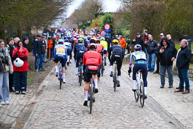 Omloop Het Nieuwsblad 2025 Cycling Race Ninove, Belgium - March 01 : Illustration picture of the peoloton in the Paddestraat during the Men Elite UCI World Tour 80th Flanders Classics Omloop Het Nieuwsblad cycling race of 197 kms with start in Ghent and finish in Ninove on March 1, 2025 in Ninove, Belgium, 1 03 2025 ( Motordriver Kenny Verfaillie - Ninove Belgium  Copyright: xVincentxKalutx