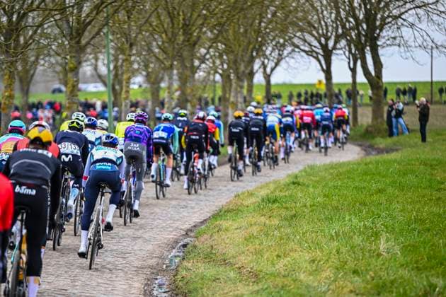 Omloop Het Nieuwsblad 2025 Cycling Race Ninove, Belgium - March 01 : Illustration picture of the peoloton in the Paddestraat during the Men Elite UCI World Tour 80th Flanders Classics Omloop Het Nieuwsblad cycling race of 197 kms with start in Ghent and finish in Ninove on March 1, 2025 in Ninove, Belgium, 1 03 2025 ( Motordriver Kenny Verfaillie - Ninove Belgium  Copyright: xVincentxKalutx