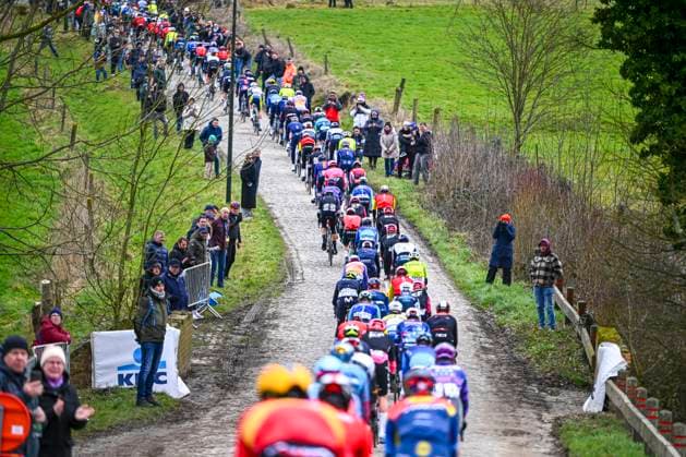 Omloop Het Nieuwsblad 2025 Cycling Race Ninove, Belgium - March 01 : Illustration picture of the peloton during the Men Elite UCI World Tour 80th Flanders Classics Omloop Het Nieuwsblad cycling race of 197 kms with start in Ghent and finish in Ninove on March 1, 2025 in Ninove, Belgium, 1 03 2025 ( Motordriver Kenny Verfaillie - Ninove Belgium  Copyright: xVincentxKalutx