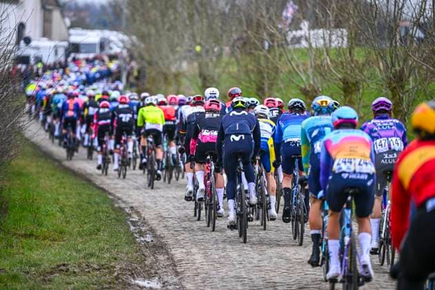 Omloop Het Nieuwsblad 2025 Cycling Race Ninove, Belgium - March 01 : Illustration picture of the peloton during the Men Elite UCI World Tour 80th Flanders Classics Omloop Het Nieuwsblad cycling race of 197 kms with start in Ghent and finish in Ninove on March 1, 2025 in Ninove, Belgium, 1 03 2025 ( Motordriver Kenny Verfaillie - Ninove Belgium  Copyright: xVincentxKalutx