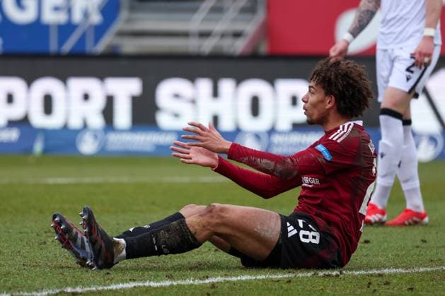 FCN player Janis Antiste 28 gesticulates after an alleged foul, 1 FC Nuernberg vs Hannover 96, Soccer, 2 Bundesliga, 24 Matchday, 01 03 2025 DFB regulations prohibit any use of photographs as image sequences and or quasi video Nuernberg Bayern Germany Copyright: xkolbert-press MartinxAgüerax