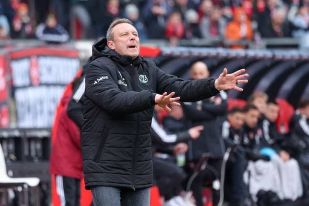 Head coach Andre Breitenreiter Hannover 96 gives instructions on the sidelines, 1 FC Nuernberg vs Hannover 96, Soccer, 2 Bundesliga, 24 Matchday, 01 03 2025 DFB regulations prohibit any use of photographs as image sequences and or quasi video Nuernberg Bayern Germany Copyright: xkolbert-press MartinxAgüerax