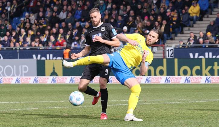 Eintracht BS vs SSV Ulm 1846 Braunschweig, 01 03 2025, Soccer, Season 24 25, 2 Bundesliga, 24 Matchday, Eintracht Braunschweig vs SSV Ulm 1846, Picture shows Ermin Bicakcic BTSV, 6 vs Lucas Röser SSV, 9 Braunschweig
