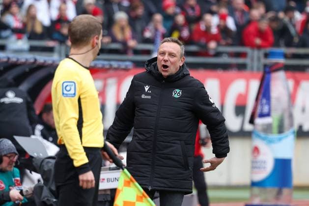 Head coach Andre Breitenreiter Hannover 96 in conversation with the linesman, 1 FC Nuernberg vs Hannover 96, Soccer, 2 Bundesliga, 24 Matchday, 01 03 2025 DFB regulations prohibit any use of photographs as image sequences and or quasi video Nuernberg Bayern Germany Copyright: xkolbert-press MartinxAgüerax