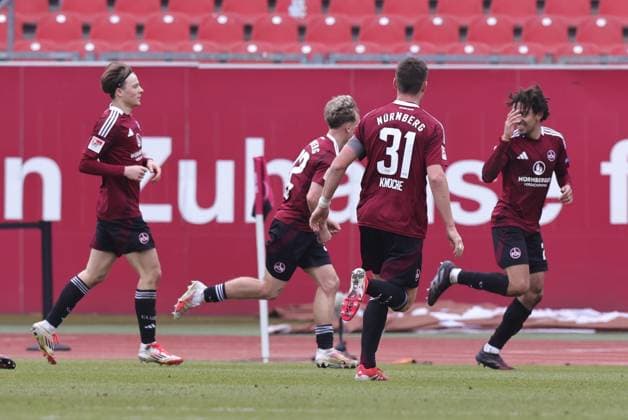 01 03 2025 Soccer Season 2024 2025 2 Soccer Bundesliga 24 Matchday 1 FC Nürnberg FCN Club Hannover 96 H96 Sportfoto Zink DaMa xdaxmax DFL regulations prohibit any use of photographs as image sequences and or quasi video only for editorial use Jubel Freude Torjubel nach Tor zum 1 0 Janis Antiste 28, 1 FC Nürnberg FCN und Mannschaft Team jubelt freut sich Torschütze Stefanos Tzimas 9, 1 FC Nürnberg FCN