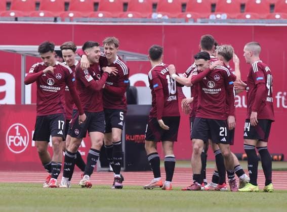 01 03 2025 Soccer Season 2024 2025 2 Soccer Bundesliga 24 Matchday 1 FC Nürnberg FCN Club Hannover 96 H96 Sportfoto Zink DaMa xdaxmax DFL regulations prohibit any use of photographs as image sequences and or quasi video only for editorial use Jubel Freude Torjubel nach Tor zum 1 0 Stefanos Tzimas 9, 1 FC Nürnberg FCN und Mannschaft Team jubelt freut sich Torschütze Stefanos Tzimas 9, 1 FC Nürnberg FCN