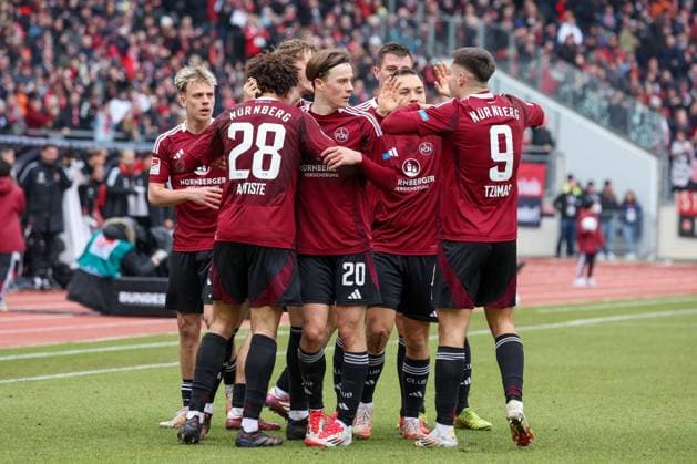 the team celebrates the goal of Stefanos Tzimas 9 1 FC Nuernberg to 1 0, 1 FC Nuernberg vs Hannover 96, Fußball, 2 Bundesliga, 24 Spieltag, 01 03 2025 DFB regulations prohibit any use of photographs as image sequences and or quasi video Nuernberg Bayern Germany Copyright: xkolbert-press MartinxAgüerax