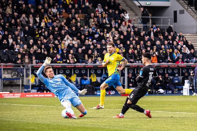 Soccer Men 2 Bundesliga 24 Matchday Season 2024 2025 SSV Ulm 1846 Football vs SV Elversberg 01 03 2025 Big chance 1 Ron Thorben Hoffmann Eintracht Braunschweig holds the ball in 1 vs 1 against 16 Aaron Keller SSV Ulm 1846 Football DFL regulations prohibit any use of photographs as image sequences and or quasi video Braunschweig Eintracht Stadion Niedersachsen Germany
