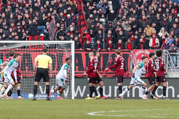 Enzo Leopold 8 Hannover 96 scores from a free kick to equalize 1 1, 1 FC Nuernberg vs Hannover 96, Fußball, 2 Bundesliga, 24 Spieltag, 01 03 2025 DFB regulations prohibit any use of photographs as image sequences and or quasi video Nuernberg Bayern Germany Copyright: xkolbert-press MartinxAgüerax