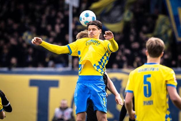 Soccer Men 2 Bundesliga 24 Matchday Season 2024 2025 SSV Ulm 1846 Soccer vs SV Elversberg 01 03 2025 11 Levente Szabo Eintracht Braunschweig Header Duel DFL regulations prohibit any use of photographs as image sequences and or quasi video Braunschweig Eintracht Stadion Niedersachsen Germany