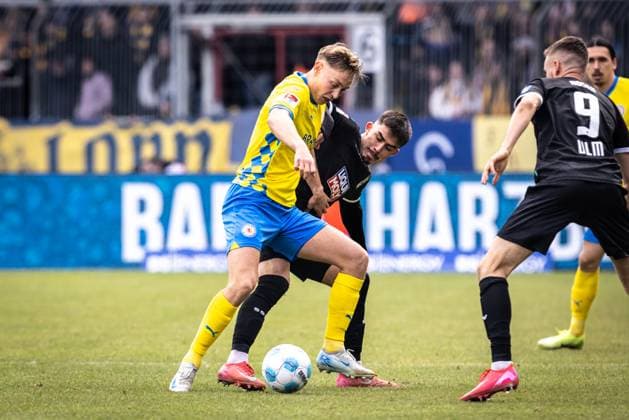 Soccer Men 2 Bundesliga 24 Matchday Season 2024 2025 SSV Ulm 1846 Football vs SV Elversberg 01 03 2025 16 Julian Baas Eintracht Braunschweig , 16 Aaron Keller SSV Ulm 1846 Football DFL regulations prohibit any use of photographs as image sequences and or quasi video Braunschweig Eintracht Stadion Niedersachsen Germany