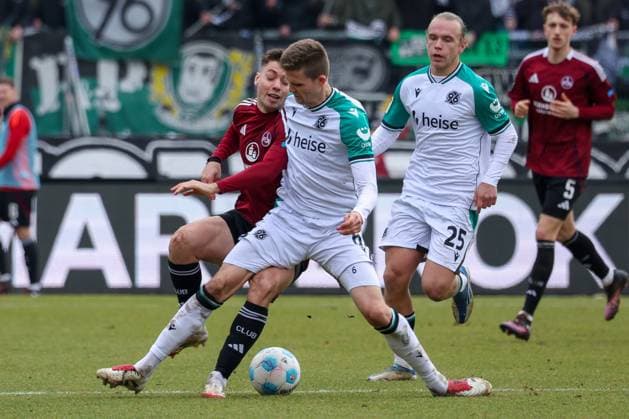 in duel, action, with Stefanos Tzimas 9 1 FC Nuernberg , Fabian Kunze 6 Hannover 96 , 1 FC Nuernberg vs Hannover 96, Soccer, 2 Bundesliga, 24 Matchday, 01 03 2025 DFB regulations prohibit any use of photographs as image sequences and or quasi video Nuernberg Bayern Germany Copyright: xkolbert-press MartinxAgüerax