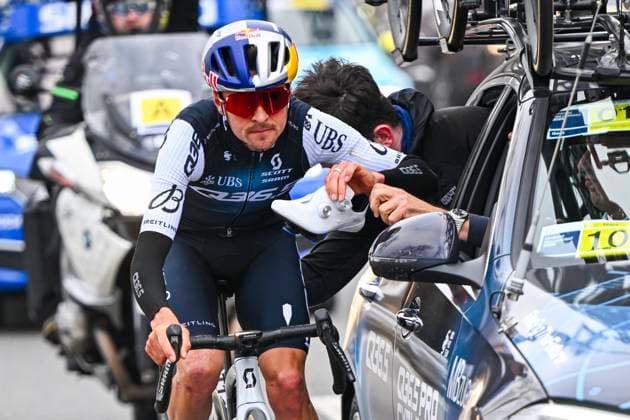 Omloop Het Nieuwsblad 2025 Cycling Race Ninove, Belgium - March 01 : Pidcock coping with a shoe problem during the Men Elite UCI World Tour 80th Flanders Classics Omloop Het Nieuwsblad cycling race of 197 kms with start in Ghent and finish in Ninove on March 1, 2025 in Ninove, Belgium, 1 03 2025 ( Motordriver Kenny Verfaillie - Ninove Belgium  Copyright: xVincentxKalutx
