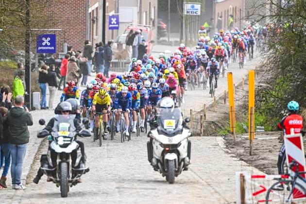 Omloop Het Nieuwsblad 2025 Cycling Race Ninove, Belgium - March 01 : Illustration picture of the peloton during the Men Elite UCI World Tour 80th Flanders Classics Omloop Het Nieuwsblad cycling race of 197 kms with start in Ghent and finish in Ninove on March 1, 2025 in Ninove, Belgium, 1 03 2025 ( Motordriver Kenny Verfaillie - Ninove Belgium  Copyright: xVincentxKalutx