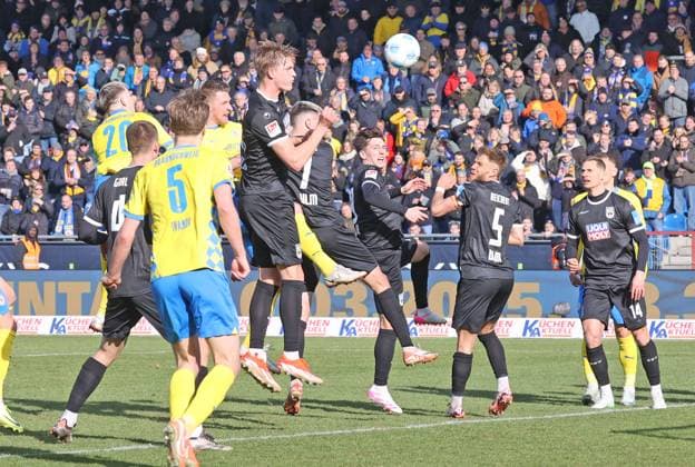 Eintracht BS vs SSV Ulm 1846 Braunschweig, 01 03 2025, Soccer, Season 24 25, 2 Bundesliga, Matchday 24, Eintracht Braunschweig vs SSV Ulm 1846, Picture shows Sebastian Polter BTSV, 17 scoring the goal to 1 1 for Eintracht Braunschweig in this scene