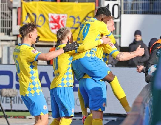 Eintracht BS vs SSV Ulm 1846 Braunschweig, 01 03 2025, Soccer, Season 24 25, 2 Bundesliga, 24 Matchday, Eintracht Braunschweig vs SSV Ulm 1846, Picture shows jubilation at Braunschweig over the goal to 1 1 by Sebastian Polter BTSV, 17 Braunschweig