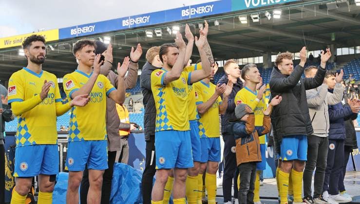 Eintracht BS vs SSV Ulm 1846 Braunschweig, 01 03 2025, Soccer, Season 24 25, 2 Bundesliga, 24 Matchday, Eintracht Braunschweig vs SSV Ulm 1846, Picture shows The Eintracht team thanking the fans in the south curve after the match Ermin Bicakcic BTSV, 6 Braunschweig