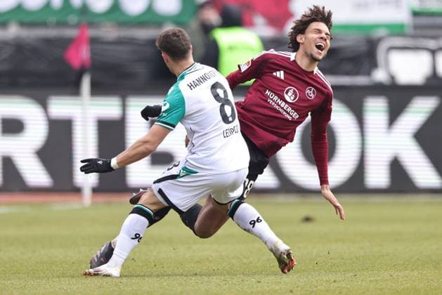 Enzo Leopold, HÂ 96, and Janis Antiste, FCN, in the second round match of the 2024 2025 season between 1 FC Nuremberg and Hannover 96 in Nuremberg 01 03 2025