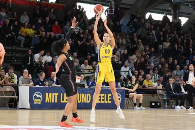 Maggie Mulligan Alba Berlin Women, 00 throws the ball, DBBL Cup , 01 03 2025, Alba Women vs Saarlouis Royals, semi-final Berlin Berlin Germany Copyright: xFootbowl ThomasxSobotzkix