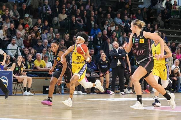 Deeshyra Thomas Alba Berlin Women, 21 with the ball, on the counterattack, DBBL Pokal , 01 03 2025, Alba Women vs Saarlouis Royals, semi-final Berlin Berlin Germany Copyright: xFootbowl ThomasxSobotzkix