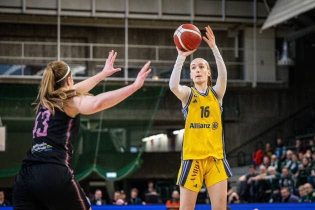 Basketball Berlin 01 03 2025 Season 2024 2025 Cup TOP4 of the Toyota Womens Basketball Bundesliga Semifinals Saarlouis Royals Alba Berlin Lilli Schultze Alba, No 16 Hayley Frank Saarlouis, No 43