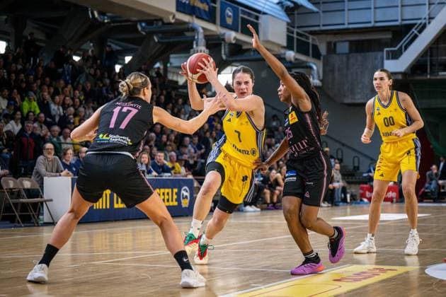 Basketball Berlin 01 03 2025 Season 2024 2025 Cup TOP4 of the Toyota Womens Basketball Bundesliga Semifinals Saarlouis Royals Alba Berlin Leoni Kreyenfeld Alba, No 07 Martha Burse Saarlouis, No 25 Gabija Meskonyte Saarlouis, No 17