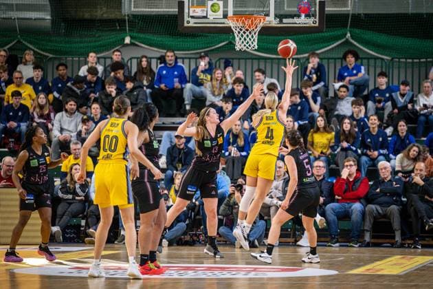Basketball Berlin 01 03 2025 Season 2024 2025 Cup TOP4 of the Toyota Womens Basketball Bundesliga Semi-finals Saarlouis Royals Alba Berlin Marie Bertholdt Alba, No 04 Hayley Frank Saarlouis, No 43