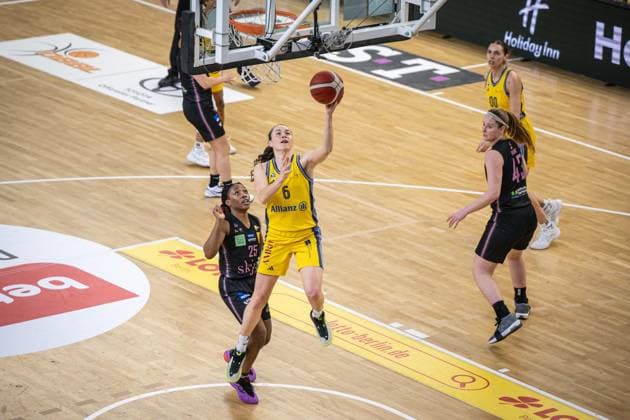 Basketball Berlin 01 03 2025 Season 2024 2025 Cup TOP4 of the Toyota Womens Basketball Bundesliga Semi-finals Saarlouis Royals Alba Berlin Tessa Stammberger Alba, No 06 Martha Burse Saarlouis, No 25