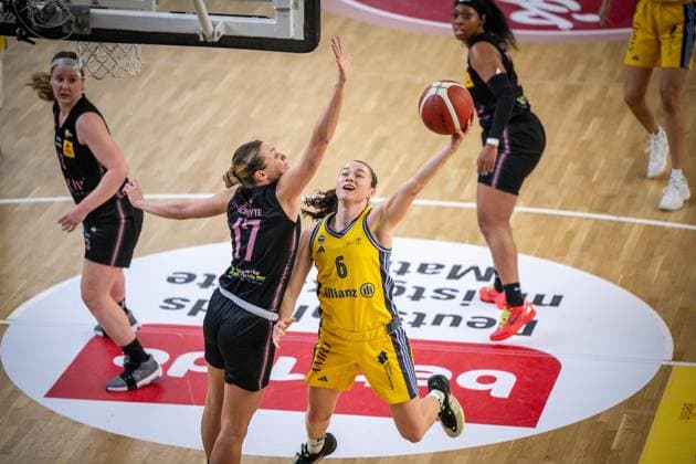 Basketball Berlin 01 03 2025 Season 2024 2025 Cup TOP4 of the Toyota Womens Basketball Bundesliga Semi-finals Saarlouis Royals Alba Berlin Tessa Stammberger Alba, No 06 Gabija Meskonyte Saarlouis, No 17