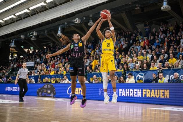 Basketball Berlin 01 03 2025 Season 2024 2025 Cup TOP4 of the Toyota Womens Basketball Bundesliga Semifinals Saarlouis Royals Alba Berlin Deeshyra Thomas Alba, No 21 Martha Burse Saarlouis, No 25
