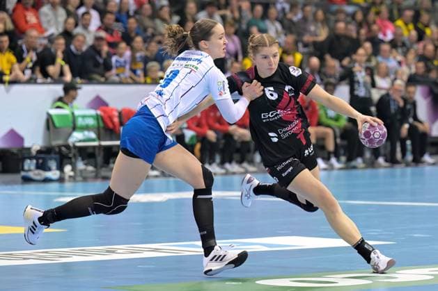 Sport Themen der Woche KW09 Nina Engel (HSG Bensheim Auerbach, 6) gegen Nieke Kuehne (HSG Blomberg-Lippe, 9) HSG Bensheim Auerbach vs. HSG Blomberg-Lippe, Handball, Frauen, DHB Pokal Haushahn Final 4, Saison 2024 2025, 01.03.2025 HSG Bensheim Auerbach vs. HSG Blomberg-Lippe, Handball, Frauen, DHB Pokal Haushahn Final 4, Saison 2024 2025, 01.03.2025 Stuttgart *** Nina Engel HSG Bensheim Auerbach, 6 vs Nieke Kuehne HSG Blomberg Lippe, 9 HSG Bensheim Auerbach vs HSG Blomberg Lippe, Handball, Women, DHB Pokal Haushahn Final 4, Season 2024 2025, 01 03 2025 HSG Bensheim Auerbach vs HSG Blomberg Lippe, Handball, Women, DHB Pokal Haushahn Final 4, Season 2024 2025, 01 03 2025 Stuttgart Copyright: xEibner-Pressefoto TobiasxBaurx EP_TBR