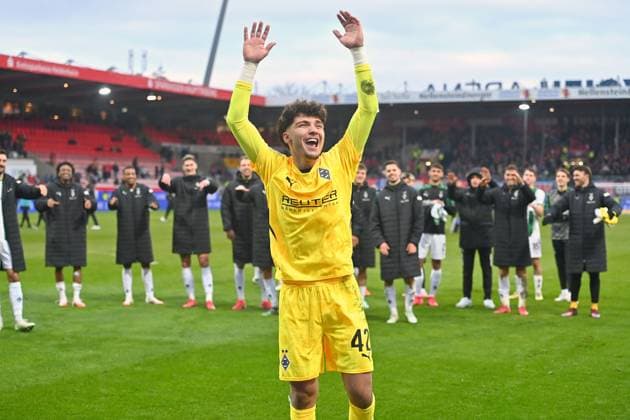 Bilder des Jahres 2025, Sport 03 März Sport Themen der Woche KW09 Sport Bilder des Tages Torwart Tiago CARDOSO (Borussia Moenchengladbach), Schlussjubel vor dem Gladbacher Fanblock. Fussball 1. Bundesliga Saison 2024 2025, 24.Spieltag, Spieltag24 1.FC Heidenheim - Borussia Moenchengladbach 0-3 am 01.03.2025, VOITH ARENA *** Goalkeeper Tiago CARDOSO Borussia Moenchengladbach , Final cheer in front of the Gladbach fan block Soccer 1 Bundesliga Season 2024 2025, 24 Matchday, Matchday24 1 FC Heidenheim Borussia Moenchengladbach 0 3 on 01 03 2025, VOITH ARENA