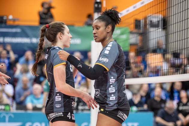 Danielle Harbin SC Potsdam, 03 with Jenna Ewert SC Potsdam, 04 , li GER, Allianz MTV Stuttgart SC Potsdam, Volleyball Bundesliga, VBL, 2024 2025 season, 01 03 2025 GER, Allianz MTV Stuttgart SC Potsdam, Volleyball Bundesliga, VBL, 2024 2025 season, 01 03 2025 Stuttgart Copyright: xSandyxDinkelackerx EP_SDR