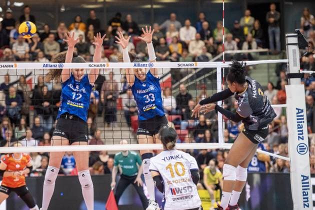 Danielle Harbin SC Potsdam, 03 against Stuttgart block of Lucia Varela Gomez Allianz MTV Stuttgart, 12 and Maria Segura Pallares Allianz MTV Stuttgart, 33 GER, Allianz MTV Stuttgart SC Potsdam, Volleyball Bundesliga, VBL, 2024 2025 season, 01 03 2025 GER, Allianz MTV Stuttgart SC Potsdam, Volleyball Bundesliga, VBL, 2024 2025 season, 01 03 2025 Stuttgart Copyright: xSandyxDinkelackerx EP_SDR