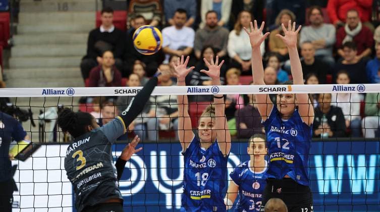 Stuttgart , Volleyball Bundesliga Women, Allianz MTV Stuttgart vs SC Potsdam , from left Danielle harbin Potsdam Pia Kästner Lucia Varela Gomez Stgt