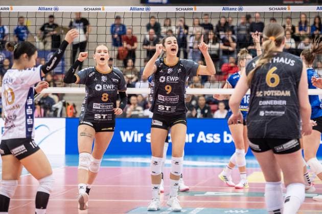 Michelle Bachmann SC Potsdam, 08 and Anna Koulberg SC Potsdam, 09 , center Celebrating moments in the first set GER, Allianz MTV Stuttgart SC Potsdam, Volleyball Bundesliga, VBL, 2024 2025 season, 01 03 2025 GER, Allianz MTV Stuttgart SC Potsdam, Volleyball Bundesliga, VBL, 2024 2025 season, 01 03 2025 Stuttgart Copyright: xSandyxDinkelackerx EP_SDR