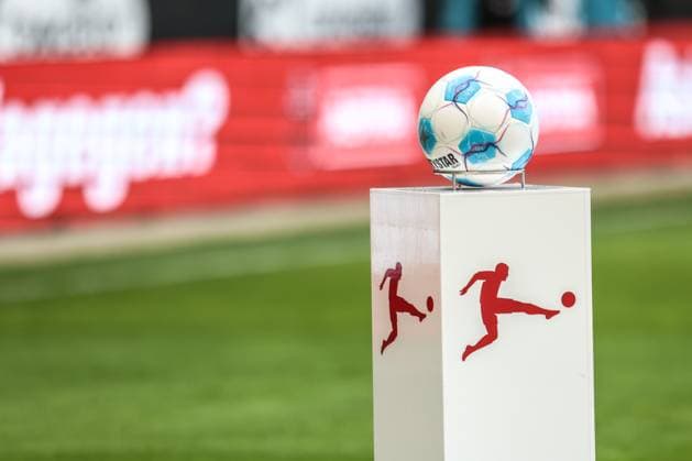 Fussball: 1. Bundesliga, FC St. Pauli - BVB Borussia Dortmund, Hamburg, 01.03.2025 Feature, Spielball, Derbystar, DFL, Logo *** Soccer 1 Bundesliga, FC St Pauli BVB Borussia Dortmund, Hamburg, 01 03 2025 Feature, Match ball, Derbystar, DFL, Logo