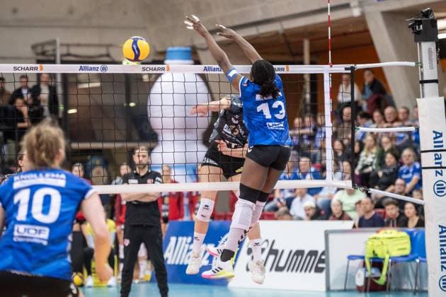 Krystal Rivers Allianz MTV Stuttgart, 13 defends ball from Lara Darowski SC Potsdam, 13 GER, Allianz MTV Stuttgart SC Potsdam, Volleyball Bundesliga, VBL, 2024 2025 season, 01 03 2025 GER, Allianz MTV Stuttgart SC Potsdam, Volleyball Bundesliga, VBL, 2024 2025 season, 01 03 2025 Stuttgart Copyright: xSandyxDinkelackerx EP_SDR