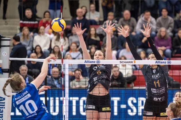 Eleanor Joyce Holthaus SC Potsdam, 06 and Sabrina Michelle Starks SC Potsdam, 11 try to block the ball from Jolien Knollema Allianz MTV Stuttgart, 10 GER, Allianz MTV Stuttgart SC Potsdam, Volleyball Bundesliga, VBL, 2024 2025 season, 01 03 2025 GER, Allianz MTV Stuttgart SC Potsdam, Volleyball Bundesliga, VBL, 2024 2025 season, 01 03 2025 Stuttgart Copyright: xSandyxDinkelackerx EP_SDR