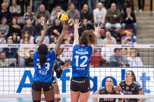 Stuttgart block of Krystal Rivers Allianz MTV Stuttgart, 13 and Lucia Varela Gomez Allianz MTV Stuttgart, 12 against Danielle Harbin SC Potsdam, 03 GER, Allianz MTV Stuttgart SC Potsdam, Volleyball Bundesliga, VBL, 2024 2025 season, 01 03 2025 GER, Allianz MTV Stuttgart SC Potsdam, Volleyball Bundesliga, VBL, 2024 2025 season, 01 03 2025 Stuttgart Copyright: xSandyxDinkelackerx EP_SDR