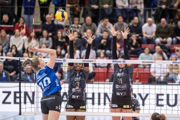Jolien Knollema Allianz MTV Stuttgart, 10 vs Danielle Harbin SC Potsdam, 03 and Sabrina Michelle Starks SC Potsdam, 11 GER, Allianz MTV Stuttgart SC Potsdam, Volleyball Bundesliga, VBL, 2024 2025 season, 01 03 2025 GER, Allianz MTV Stuttgart SC Potsdam, Volleyball Bundesliga, VBL, 2024 2025 season, 01 03 2025 Stuttgart Copyright: xSandyxDinkelackerx EP_SDR