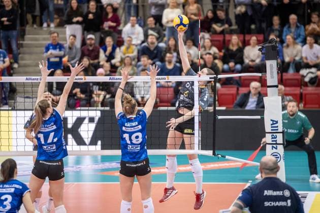 Eleanor Joyce Holthaus SC Potsdam, 06 against Stuttgart block of Kelsey Veltman Allianz MTV Stuttgart, 14 , left and Pia Kaestner Allianz MTV Stuttgart, 18 , right GER, Allianz MTV Stuttgart SC Potsdam, Volleyball Bundesliga, VBL, 2024 2025 season, 01 03 2025 GER, Allianz MTV Stuttgart SC Potsdam, Volleyball Bundesliga, VBL, 2024 2025 season, 01 03 2025 Stuttgart Copyright: xSandyxDinkelackerx EP_SDR