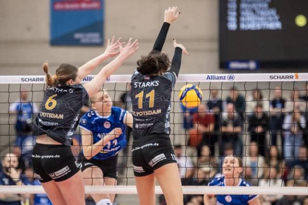 Eleanor Joyce Holthaus SC Potsdam, 06 and Sabrina Michelle Starks SC Potsdam, 11 fend off the ball from Pauline Martin Allianz MTV Stuttgart, 11 GER, Allianz MTV Stuttgart SC Potsdam, Volleyball Bundesliga, VBL, 2024 2025 season, 01 03 2025 GER, Allianz MTV Stuttgart SC Potsdam, Volleyball Bundesliga, VBL, 2024 2025 season, 01 03 2025 Stuttgart Copyright: xSandyxDinkelackerx EP_SDR